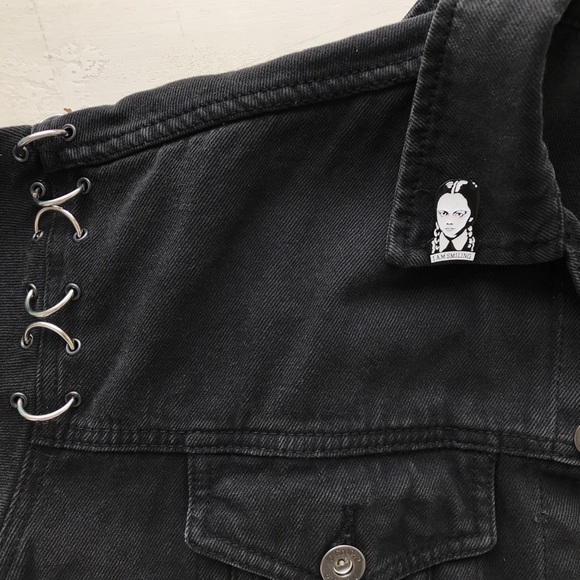 😒 Wednesday Addams Smiling Pin - Picture 2 of 4